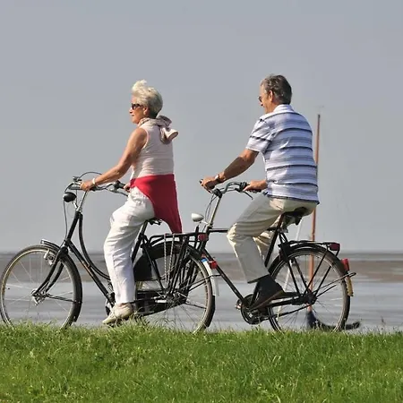 בית נופש With Terrace ג'וסט